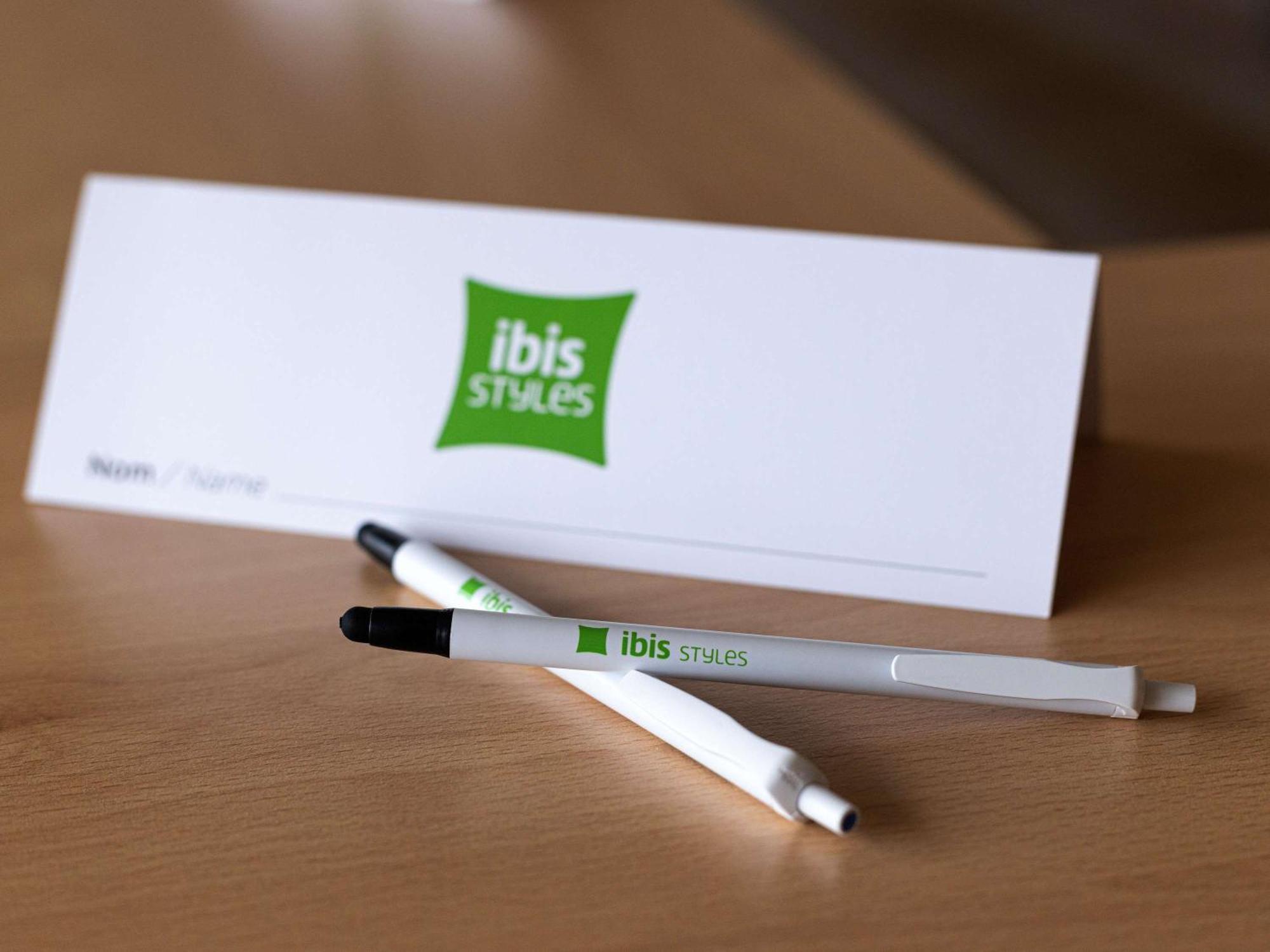 Ibis Styles Chinon Exterior foto