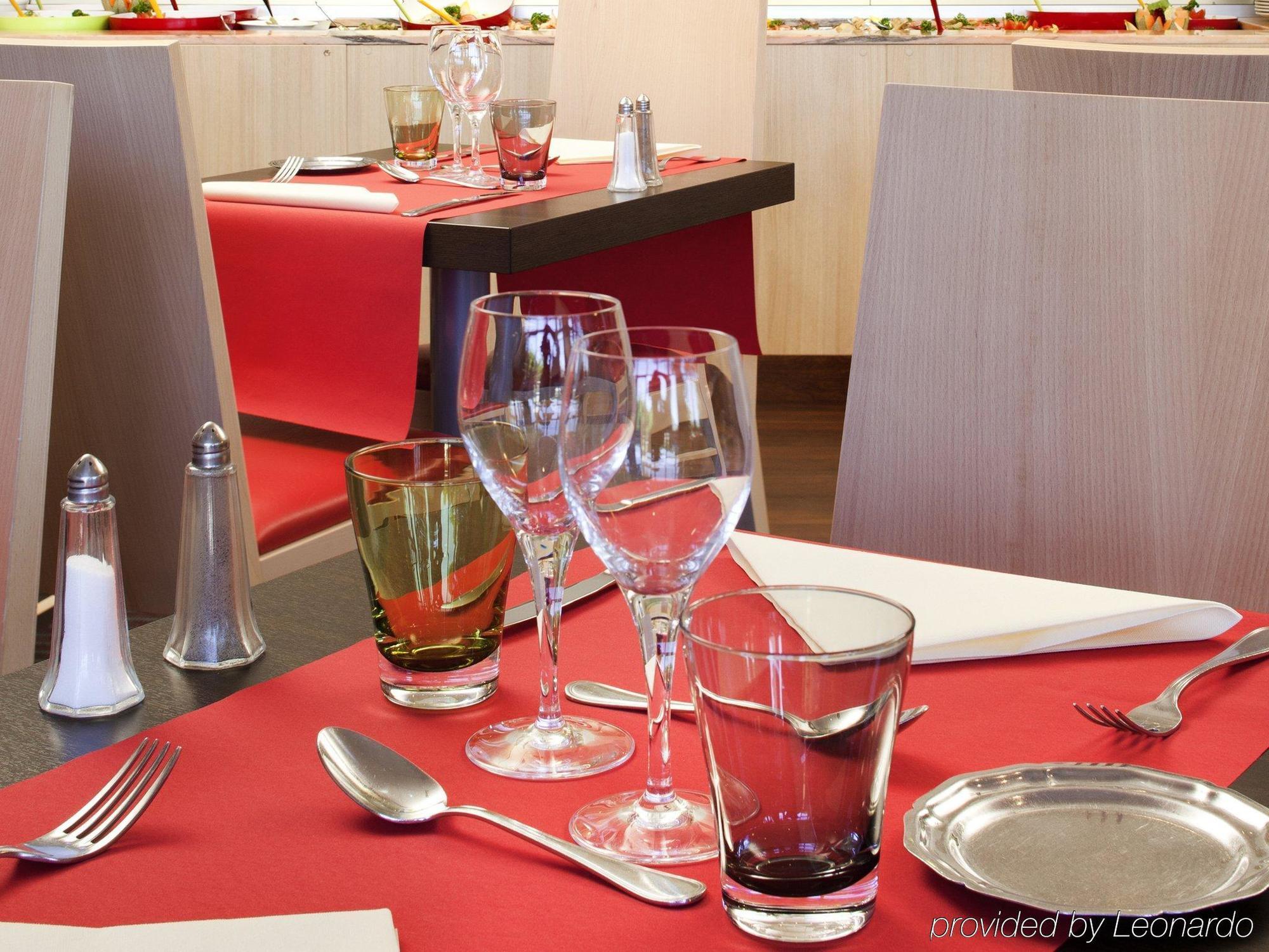 Ibis Styles Chinon Exterior foto