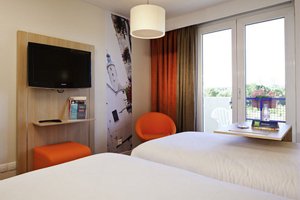 Ibis Styles Chinon Exterior foto