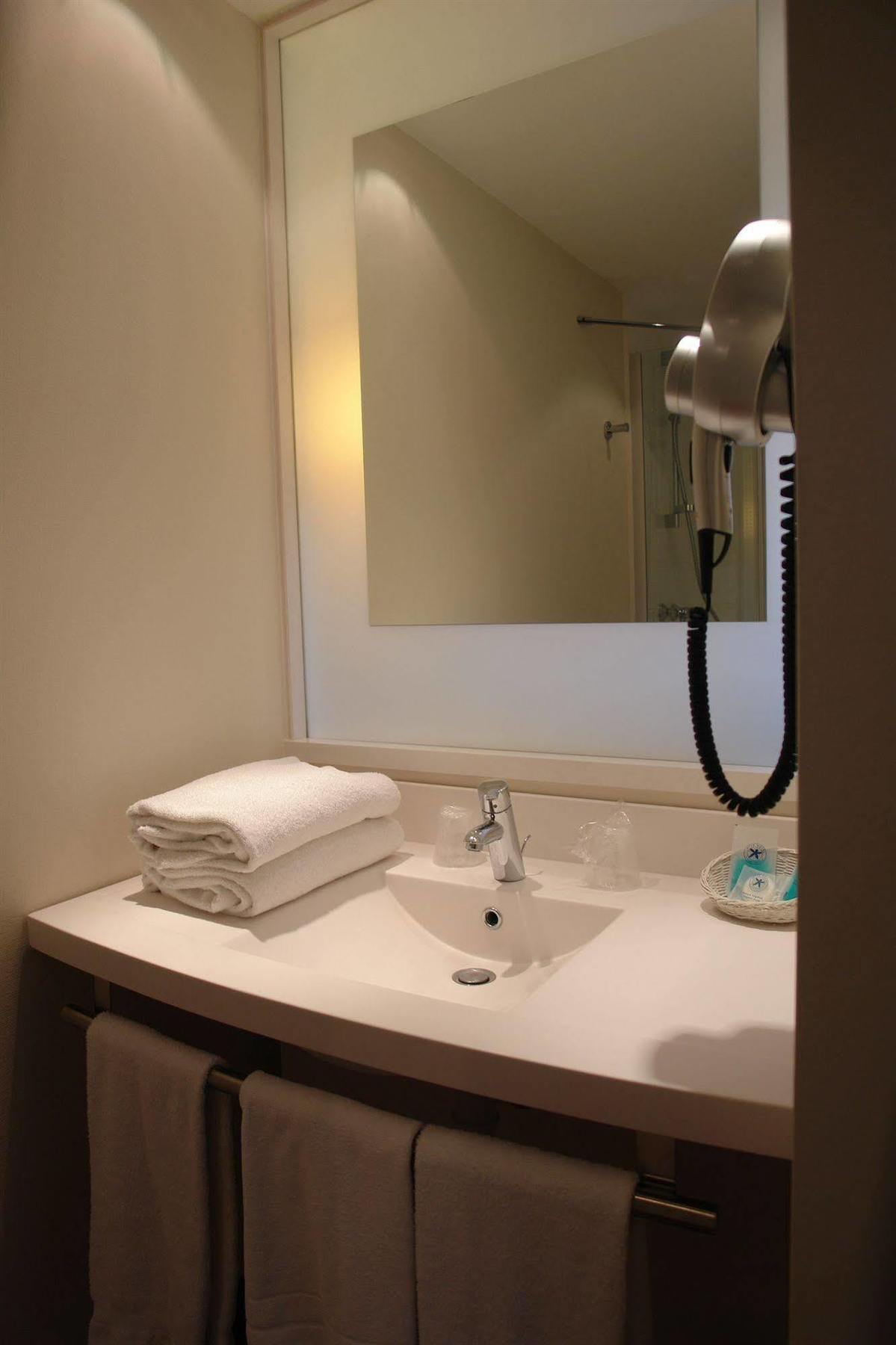 Ibis Styles Chinon Exterior foto